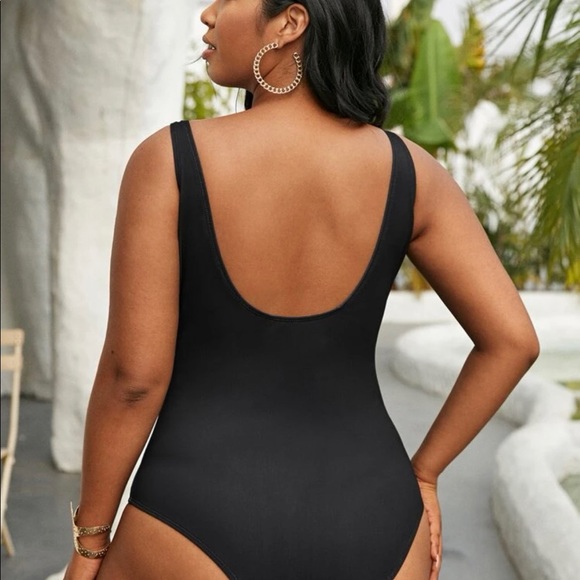 Black swimsuit - Picture 2 of 4